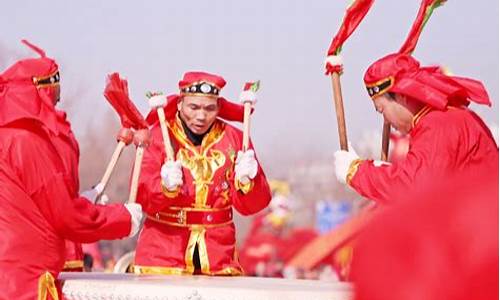 用锣鼓喧天造句子四年级上册_用锣鼓喧天造句子四年级上册语文